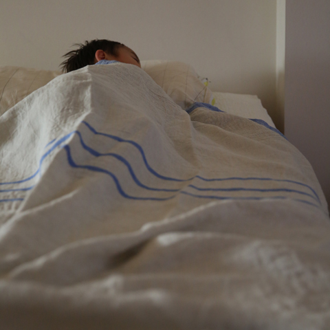 ラプアンカンクリのリネン寝具は肌にやさしくひんやり快適。夏の寝苦し